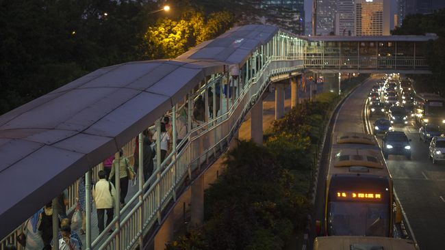 Ahok Berniat Lebur Layanan APTB dengan TransJakarta