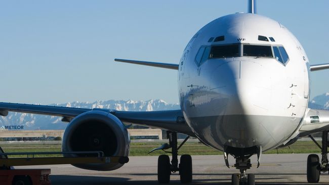Tak Mau Sajikan Alkohol, Pramugari Muslim ExpressJet Diskors