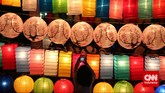 Pengunjung memotret jajaran lampion dalam acara
