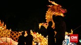 Pengunjung memotret mengamati jajaran lampion dalam acara