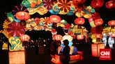 Pengunjung mengamati jajaran lampion dalam acara
