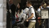 Alexander Herzog, mahasiswa doktoral di Max Planck Society, dan Jeannette Bohg, seorang periset senior di lembaga itu, mendorong robot manusia Athena memasuki Bandara Internasional Los Angeles, Senin (15/12) waktu setempat. Athena duduk di kursi ekonomi, tapi mendapat perlakuan khusus. Dia bisa memintas antrian lewat jalur kelas satu.