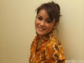Bahagianya Olla Ramlan dan Gisela Gading Menimang Bayi