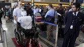 Alexander Herzog, mahasiswa doktoral di Max Planck Society mendorong robot manusia Athena memasuki Bandara Internasional Los Angeles, Senin (15/12) waktu setempat. Robot itu dibeli dari perusahaan bernama Sarcos, yang berasal dari Salt Lake City.