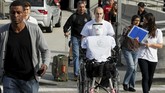 Alexander Herzog, mahasiswa doktoral di Max Planck Society, mendorong robot manusia Athena memasuki Bandara Internasional Los Angeles, Senin (15/12) waktu setempat. Robot itu langsung menarik perhatian orang-orang di bandara tersebut.