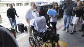 Alexander Herzog, mahasiswa doktoral di Max Planck Society mendorong robot manusia Athena memasuki Bandara Internasional Los Angeles, Senin (15/12) waktu setempat. Saat ini Athena hanya bisa melakukan gerakan-gerakan dasar. Tapi ilmuwan di Max Planck Society berencana membuatnya bisa menggantikan tugas-tugas manusia di tempat berbahaya.