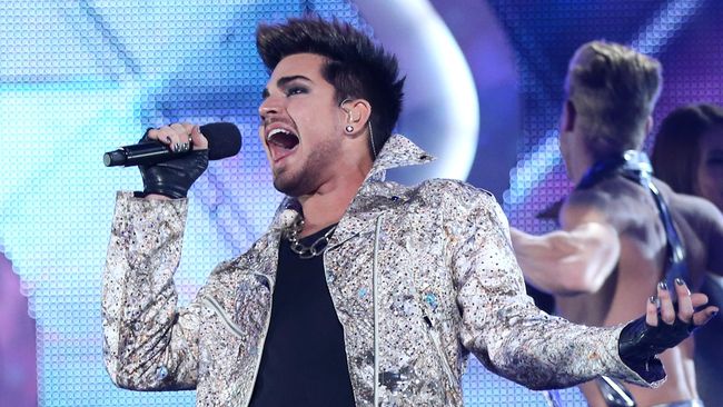 Terlalu Sensual, Adam Lambert Dipetisi Warga Singapura