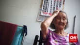 Seorang ibu lansia merapihkan kamarnya di salah satu Panti Wreda, Jakarta. Tak ada kegiatan khusus yang dilaksanakan bagi ibu-ibu lansia ketika memperingati hari Ibu Nasional pada 22 Desember ini. (CNN Indonesia/Adhi Wicaksono)