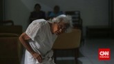 Sejumlah ibu-ibu lansia beraktivitas sore di salah satu Panti Wreda, Jakarta. Tak ada kegiatan khusus yang dilaksanakan bagi ibu-ibu lansia ketika memperingati hari Ibu Nasional pada 22 Desember ini. (CNN Indonesia/Adhi Wicaksono)