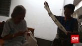 Seorang ibu lansia menjahit di salah satu Panti Wreda, Jakarta. Tak ada kegiatan khusus yang dilaksanakan bagi ibu-ibu lansia ketika memperingati hari Ibu Nasional pada 22 Desember ini. (CNN Indonesia/Adhi Wicaksono)