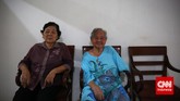 Sejumlah ibu-ibu lansia beraktivitas sore di salah satu Panti Wreda, Jakarta. Tak ada kegiatan khusus yang dilaksanakan bagi ibu-ibu lansia ketika memperingati hari Ibu Nasional pada 22 Desember ini. (CNN Indonesia/Adhi Wicaksono)