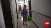 Seorang ibu lansia usai menyuci di salah satu Panti Wreda, Jakarta. Tak ada kegiatan khusus yang dilaksanakan bagi ibu-ibu lansia ketika memperingati hari Ibu Nasional pada 22 Desember ini. (CNN Indonesia/Adhi Wicaksono)