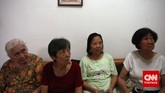 Sejumlah ibu-ibu lansia beraktivitas sore di salah satu Panti Wreda, Jakarta. Tak ada kegiatan khusus yang dilaksanakan bagi ibu-ibu lansia ketika memperingati hari Ibu Nasional pada 22 Desember ini. (CNN Indonesia/Adhi Wicaksono)