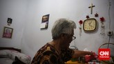 Seorang ibu lansia merapihkan kamarnya di salah satu Panti Wreda, Jakarta. Tak ada kegiatan khusus yang dilaksanakan bagi ibu-ibu lansia ketika memperingati hari Ibu Nasional pada 22 Desember ini. (CNN Indonesia/Adhi Wicaksono)