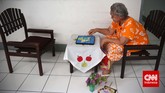 Seorang ibu lansia bermain ludo sendiri, di salah satu Panti Wreda, Jakarta. Tak ada kegiatan khusus yang dilaksanakan bagi ibu-ibu lansia ketika memperingati hari Ibu Nasional pada 22 Desember ini. (CNN Indonesia/Adhi Wicaksono)