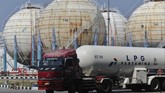 Sebuah truk pengangkut elpiji melintasi terminal penyimpanan elpiji milik PT Pertamina usai bongkar muat di Kawasan Tanjung Priok Jakarta, Kamis (25/12). (Antara Foto/Wahyu Putro A)