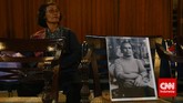Foto almarhum Sitor Situmorang saat masih muda dipampang sebagai tanda pengenang masa hidup. (CNN Indonesia/Safir Makki)