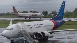 Aktivitas Dua Gunung Api Tinggi, Bandara Tetap Beroperasi