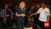 Istri almarhum Sitor Situmorang, Barbara Brouwer ikut mendampingi mendiang dari Belanda dan tiba di tempat persemayaman di Galeri Nasional, Jakarta, Senin (29/12). Penyair kelahiran Tapanuli Utara itu sempat dipenjara sebagai tahanan politik pada 1957-1974 oleh pemerintah Orde Baru. (CNN Indonesia/Safir Makki)
