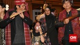 Keluarga dan kerabat menangis menyambut kedatangan jenazah Sitor Situmorang di tempat persemayaman di Galeri Nasional, Jakarta, Senin (29/12). Penyair kelahiran Tapanuli Utara itu sempat dipenjara sebagai tahanan politik pada 1957-1974 oleh pemerintah Orde Baru. (CNN Indonesia/Safir Makki)