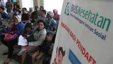 Sejumlah warga menunggu proses pembuatan kartu Badan Penyelenggara Jaminan Sosial (BPJS) di Medan, Sumatera Utara, Senin (29/12).(Irsan Mulyadi)
