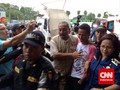 Walikota Surabaya Risma Ikut Tenangkan Keluarga Korban