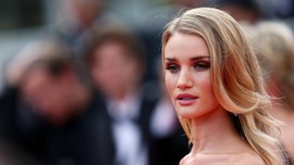 Rosie Huntington-Whiteley Menolak Dipotret Selama Setahun