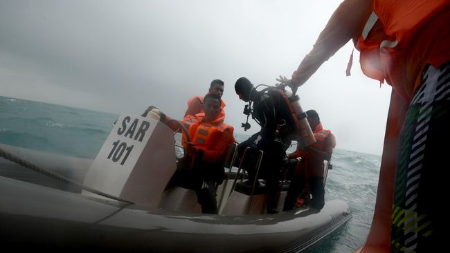 Cari Korban AirAsia, Basarnas Terjunkan Regu Penyelam Baru