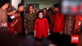 Ketua Umum PDI Perjuangan Megawati Soekarnoputri (kanan) bersama Presiden sekaligus kader Joko Widodo (kiri) pada peringatan HUT PDI-P ke-42 di Kantor DPP PDI-P, Jakarta, Sabtu (10/1). (CNN Indonesia/Adhi Wicaksono)