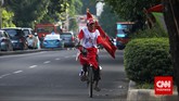 Pak Bolin 66 tahun, simpatisan PDIP menggunakan sepeda menuju Tugu Proklamisi untuk mengikuti pesta rakyat HUT PDI Perjuangan ke-42, Jakarta, Sabtu (10/1). (CNN Indonesia/Adhi Wicaksono)