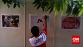 Seorang kader partai sedang melakukan persiapan peringatan HUT PDI-P ke-42 di Kantor DPP PDI-P, Jakarta, Sabtu (10/1). (CNN Indonesia/Adhi Wicaksono)
