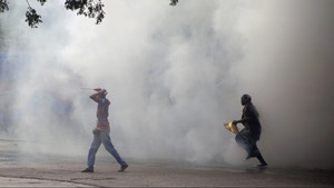 Yang Harus Dilakukan saat Terkena Gas Air Mata