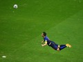Duel Tiga Menit Van Persie dengan Ikan Hiu
