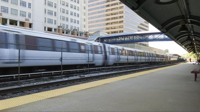 Jokowi Batalkan Proyek Kereta Shinkansen Jakarta-Surabaya