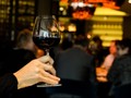 Kenapa Orang Indonesia Doyan Nongkrong di Bar?