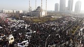 Ratusan ribu umat Muslim di wilayah Chechnya, Rusia, melakukan aksi turun ke jalan memrotes penayangan karikatur Nabi Muhammad dalam edisi terbaru majalah satire asal Perancis, Charlie Hebdo. (Reuters/Eduard Korniyenko)