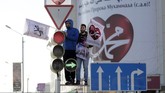 Beberapa negara Muslim mengecam keras perbuatan tersebut dan melakukan aksi protes besar-besaran. Presiden Perancis Francois Hollande bersikeras bahwa yang dilakukan Charlie Hebdo adalah wujud dari kebebasan berbicara yang dijunjung di negara tersebut. (Reuters/Eduard Korniyenko)