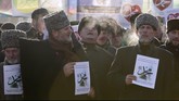 Pemrotes di Chechnya menyebut edisi Charlie Hebdo yang menampilkan kartun Nabi Muhammad itu “vulgar dan tidak bermoral”. (Reuters/Eduard Korniyenko)