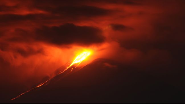 Meletus Empat Kali, Gunung Soputan Masih Berpotensi Erupsi
