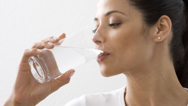 Yang Terjadi pada Tubuh Bila Minum Air Saat Perut Kosong