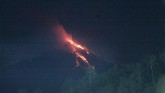 Gunung Karangetang mengalami erupsi dan mengeluarkan lava pijar di Kabupaten Sitaro, Sulut, Selasa (20/1) malam. Walaupun mengalami erupsi, Gunung Karangetang masih berada dalam status siaga dan belum naik ke level awas. (ANTARA FOTO/Ronny Adolof Buol)