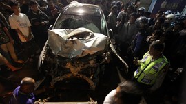 Mobil Mahasiswa Tabrak Tiga Pengendara Motor di Surabaya