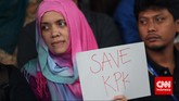 Sejumlah masa Koalisi Masyarakat Sipil Anti Korupsi membentangkan poster dukungan pada kpk di Gedung KPK Jakarta, Jumat (23/1). Mereka menuntut Mabes Polri membebaskan Wakil Ketua KPK Bambang Widjojanto yang ditangkap pihak kepolisian. (CNN Indonesia/Adhi Wicaksono)
