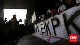 Koalisi Masyarakat Sipil Anti Korupsi membentangkan poster 'SAVE KPK' di Gedung KPK Jakarta, Jumat (23/1). Mereka menuntut Mabes Polri membebaskan Wakil Ketua KPK Bambang Widjojanto yang ditangkap pihak kepolisian. (CNN Indonesia/Adhi Wicaksono)