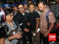 Bambang Bebas, Massa Bentuk Pagar Betis untuk Sambut di KPK