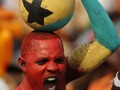 Warna-warni Ekspresi Suporter Bola Afrika