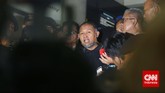 Pimpinan KPK Bambang Widjojanto memberikan keterangan pers setelah dibebaskan dari tahanan Bareskrim Polri. Ia sebelumnya diperiksa atas kasus pemberian kesaksian palsu dalam sengketa Pilkada di Kotawaringin Barat. Jakarta, Sabtu (24/1). (CNN Indonesia/Adhi Wicaksono)