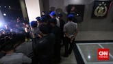 Aparat Polisi memaksa Pimpinan KPK dan wartawan untuk meninggalkan kantor Wakapolri di Komplek Mabes Polri, Jakarta, Jumat malam, 23 Januari 2015. Pimpinan KPK Bambang Widjojanto kini sudah dibebaskan setelah pemeriksaan oleh Bareskrim Polri. (CNN Indonesia/Adhi Wicaksono)