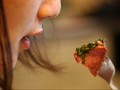 Bahaya yang Mengintai Pencinta Makan Siang di Meja Kerja