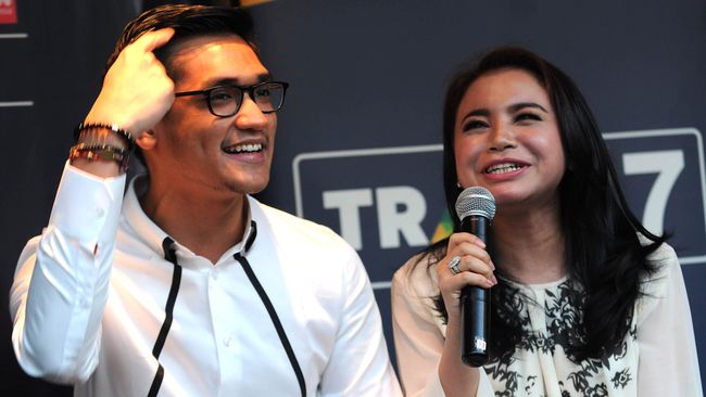 Rossa Berikan Piala AMI Awards 2018 kepada Afgan